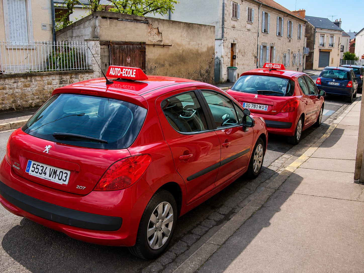 Les voitures rouges de l'auto-école Crescent en leçon à Montluçon